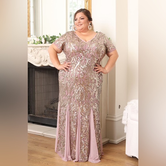 Sequined Plus Dress 💛 - Picture 5 of 9